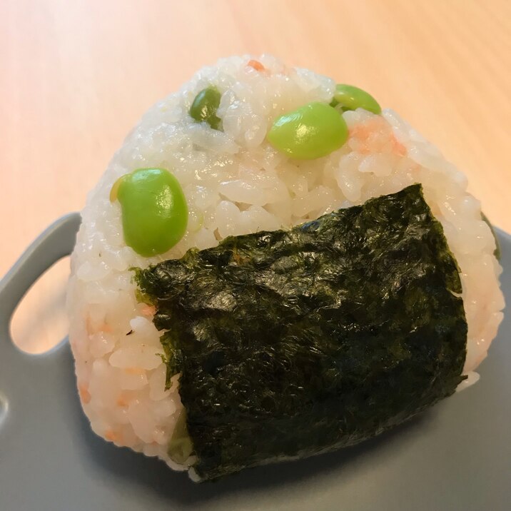 ごま油香る☆枝豆と鮭のおむすび